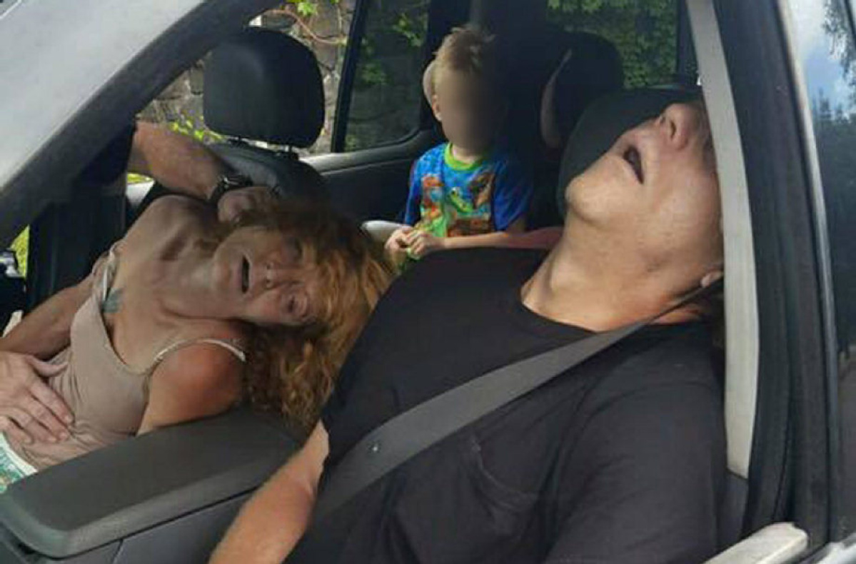 Rhonda Pasek, de 50 anos, e o companheiro dela, James Acord, de 47, inconscientes dentro de um carro