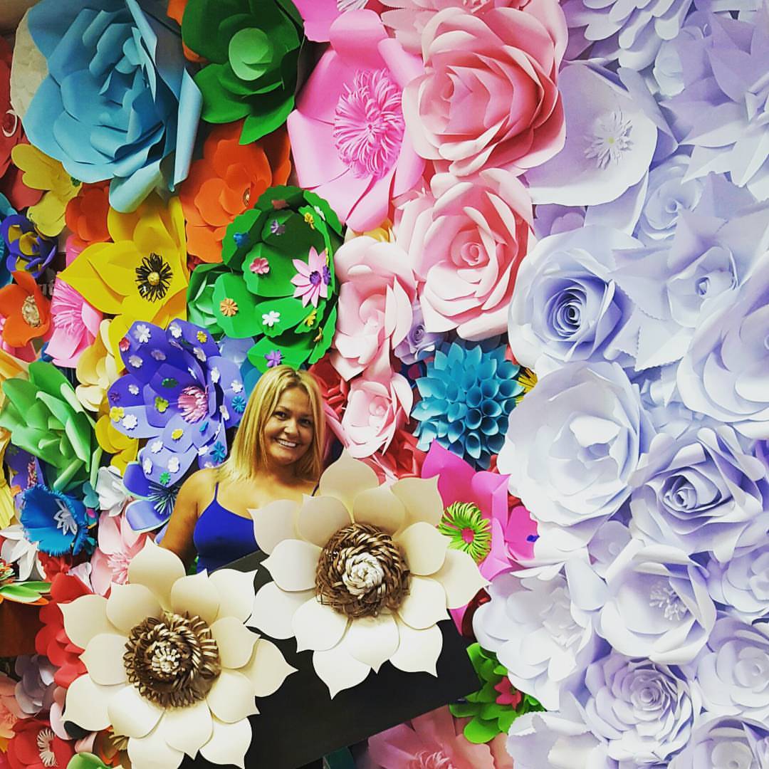 A artista Marsha Keller e as flores que vão enfeitar o palco do festival