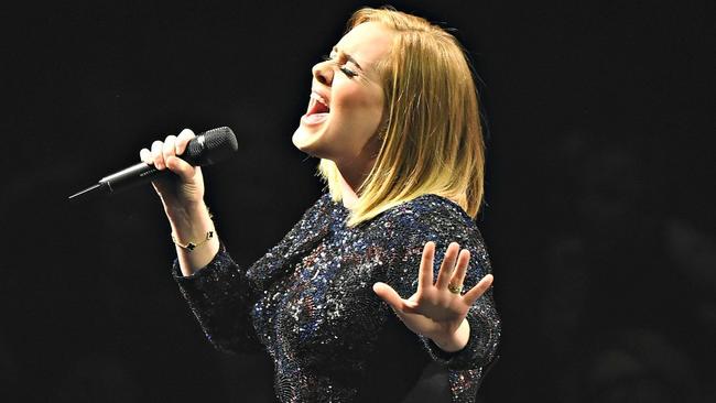 Adele encanta em show lotado em Miami
