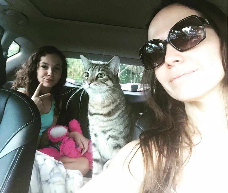 Camila, a filha Glória e os gatos 'fugiram' para a costa leste do Estado