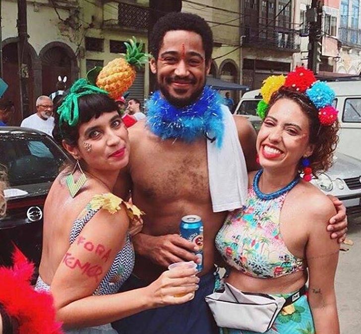 Alfred Enoch badalou por bloquinhos no Rio