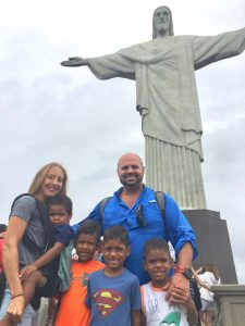 O casal Pratt pretende criar os meninos em Iowa onde nasceram e foram criados