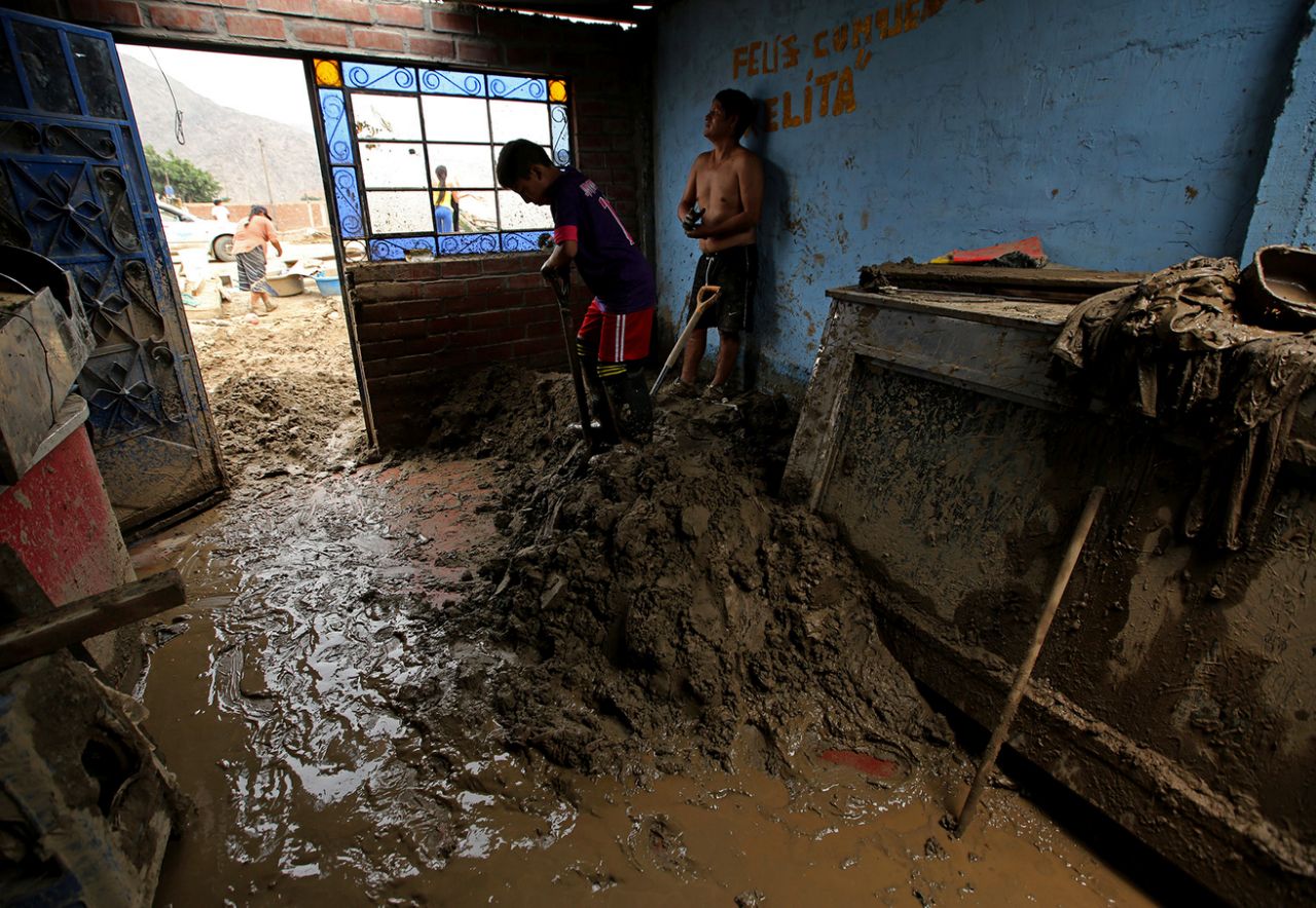 Peruanos sofrem com as enchentes causadas pelo El Niño
