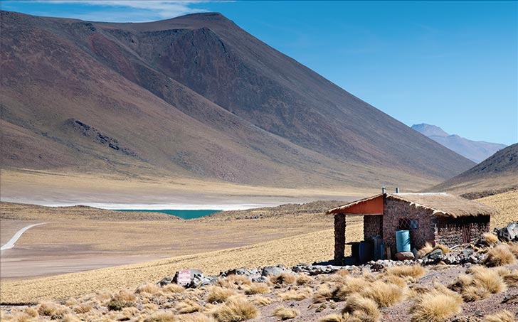 Vista estonteante de uma das partes dos Lagos Altiplanos, no deserto de Atacama, no norte do Chile, local muito procurado por turistas de todo o mundo