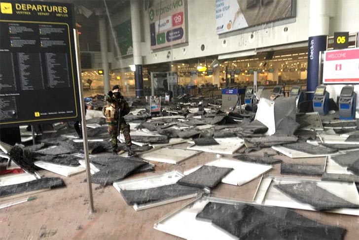 Aeroporto destruído após ataques