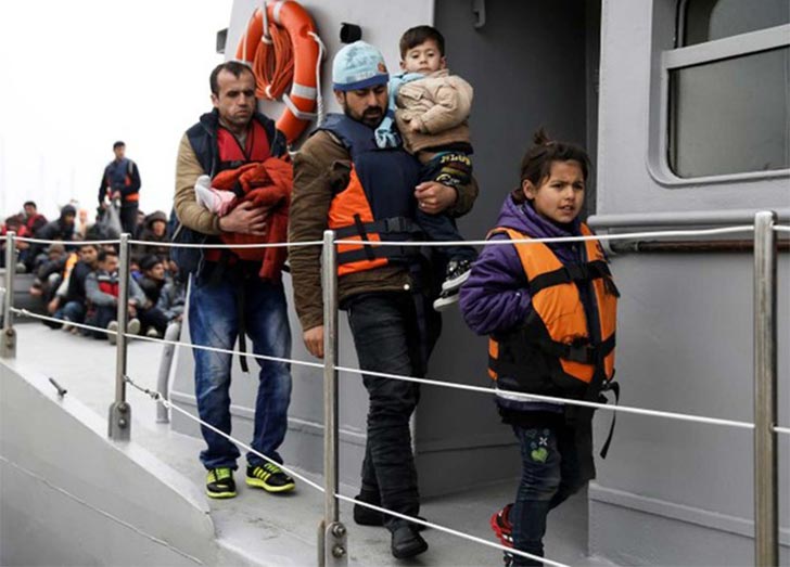 Refugiados durante desembarque na Grécia