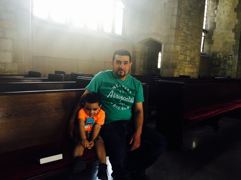 Para fugir da imigração, Jose Juan se abriga em igreja de Chicago