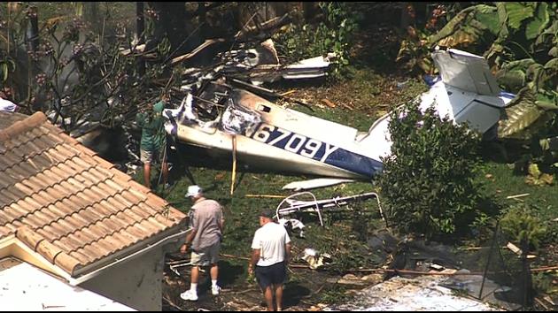 Avião de pequeno porte caiu em área residencial em Pompano Beach