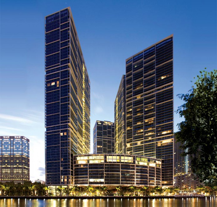 Prédio de arquitetura moderna marca skyline da região de Downtown Miami