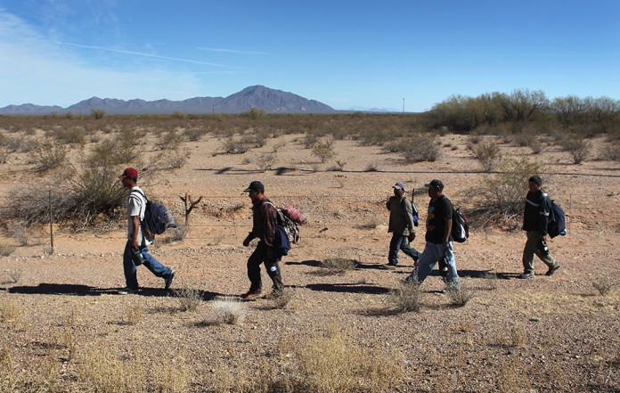 Imigrantes entram nos EUA através do Deserto Sonoran, no Arizona