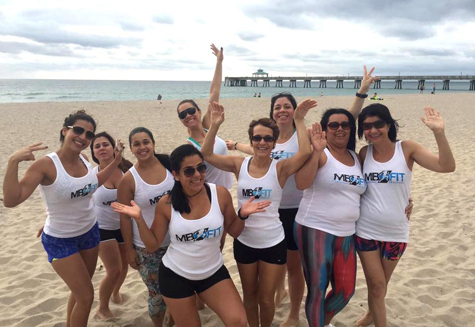 Alunas da MBFIT treinando na praia de Deerfield Beach