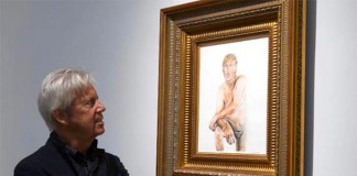 Homem observa quadro de Illlma Gore que retrata republicano nu e com genitais pequenos