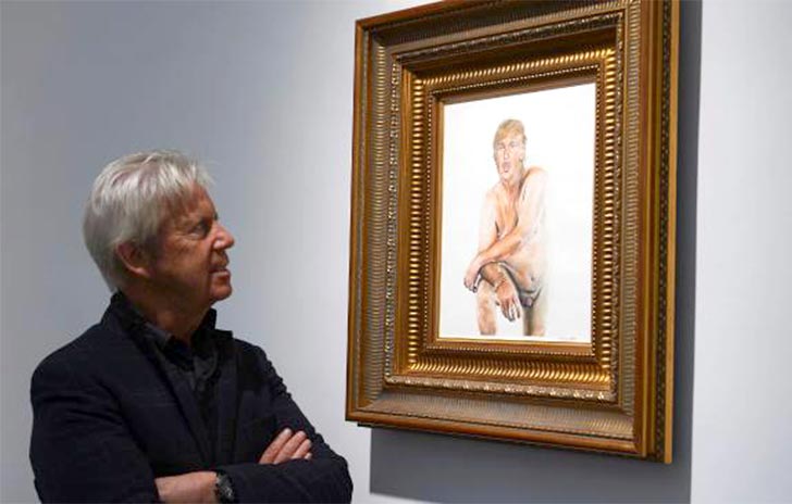Homem observa quadro de Illlma Gore que retrata republicano nu e com genitais pequenos