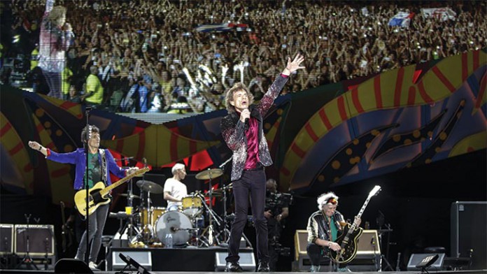 Cubanos curtem o rock dos Rolling Stones, que fizeram show gratuito e inédito para multidão em Havana