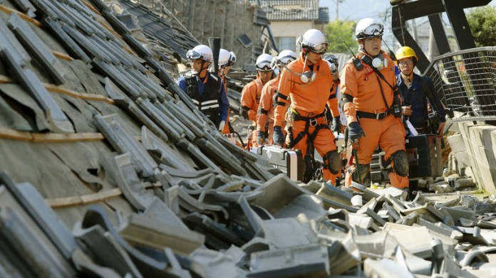 Tremor de 6.0 de magnitude deixou pessoas presas sob escombros