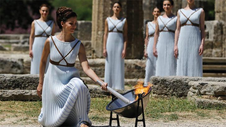 Tocha Olímpica sendo acesa na Grécia