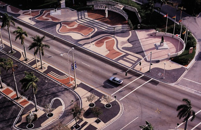 Calcadão projetado pelo brasileiro Burle Marx , renomado internacionalmente, em Miami Beach