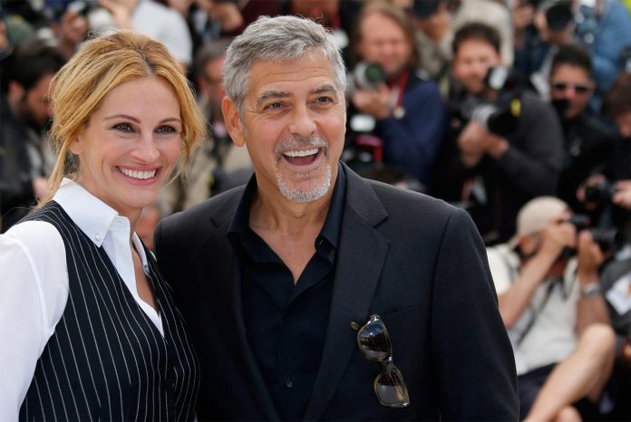 Os atores Julia Roberts e George Clooney, que fez criticas ao republicano Donald Trump