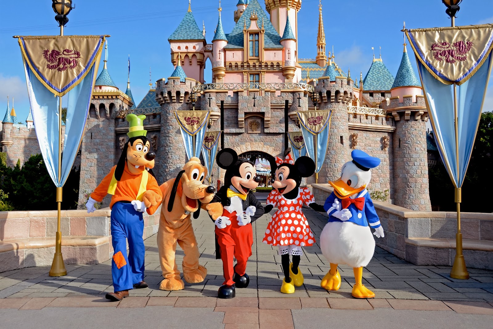 Park da Disney com seus personagens clássicos