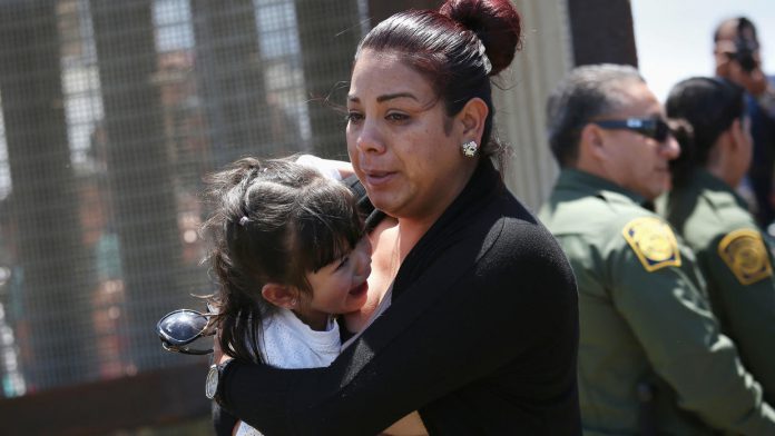 Família de imigrantes detidos na fronteira entre EUA e México