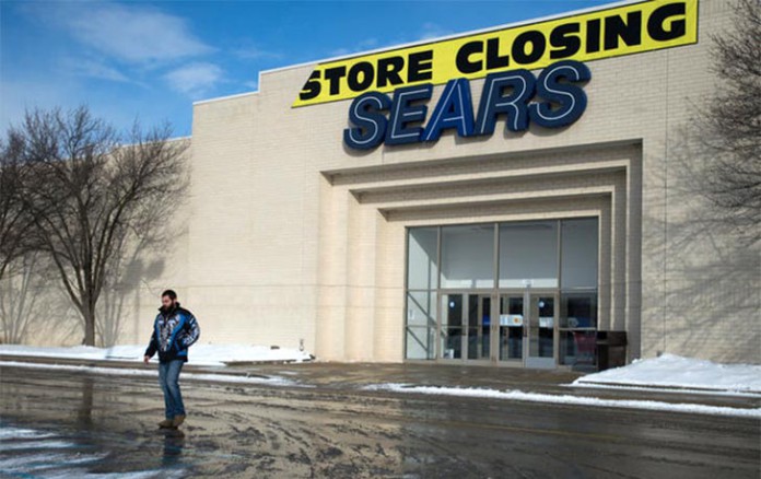 Cartaz anuncia fechamento de loja da cadeia Sears no Michigan; so em janeiro, rede fechou 40 lojas