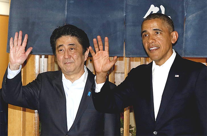 Premiê japonês Shinzo Abe com Obama após jantar em 2014