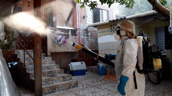 Trabalhador combate o Aedes aegypti