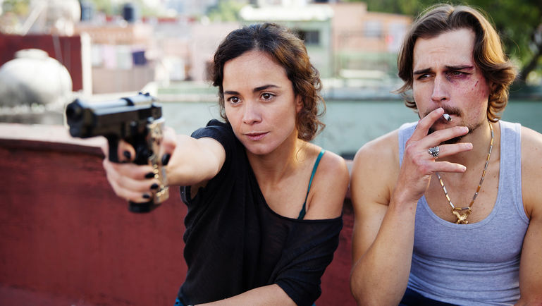 A brasileira Alice Braga na pele de uma traficante mexicana em cena de “Queen of the South”