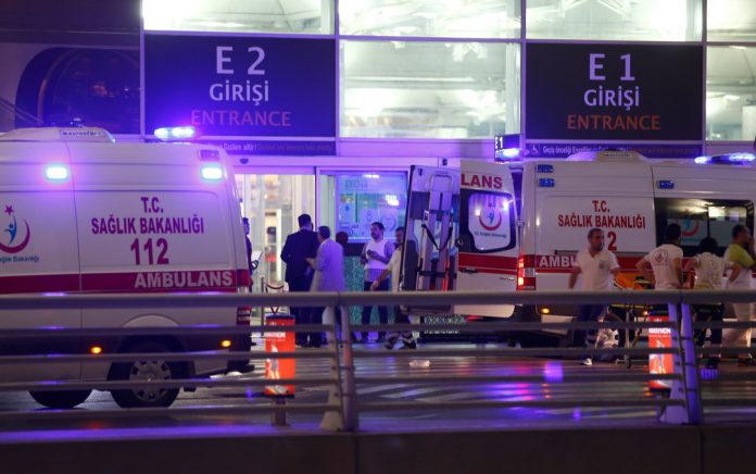 Ambulâncias chegam ao aeroporto de Istambul