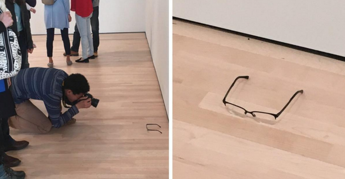 Óculos deixados em chão de museu