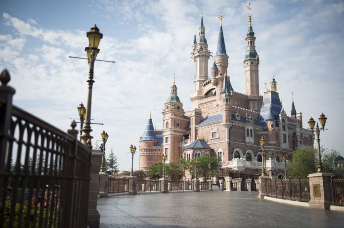 O castelo do parque da Disney na China