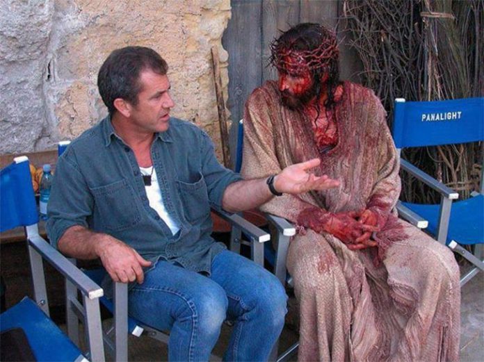 O diretor Mel Gibson e o ator Jim Caviezel no set de filmagens de 'A Paixão de Cristo'