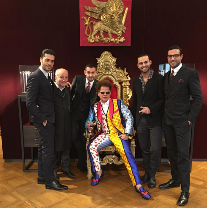 O artista plástico Romero Britto vestindo terno inspirado em suas obras e criado pela grife italiana Dolce & Gabbana