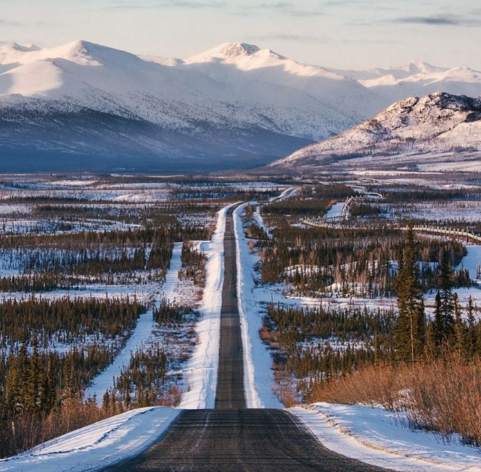 Trecho da estrada Dalton Highway, no Alaska, em registro de Serpa