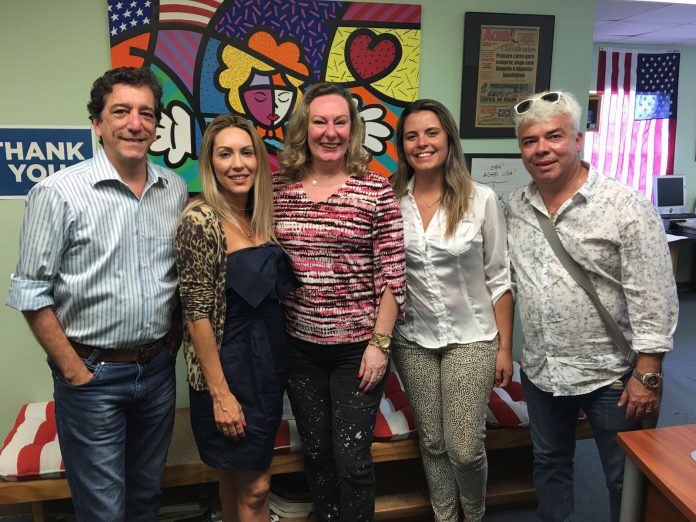acheiusa recebe visitas O diretor-geral do AcheiUSA, Jorge Moreira Nunes, Erika Oliveira, a diretora de marketing do AcheiUSA, Esterliz Mayer Nunes, a editora Ana Paula Franco e Júnior Lins