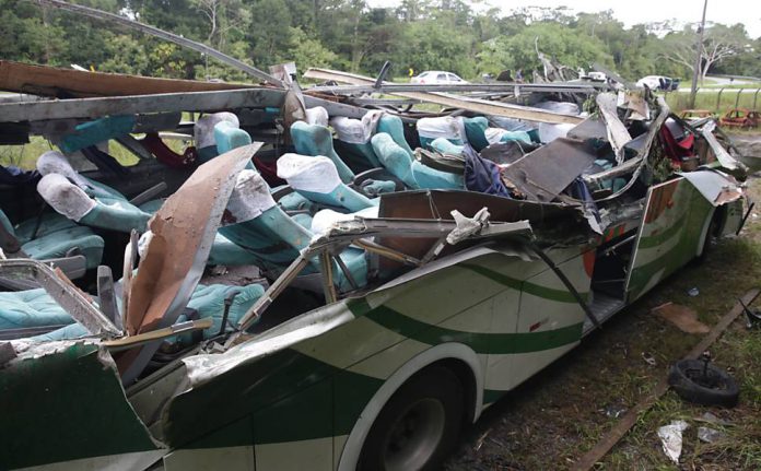 Ônibus com estudantes de São Sebastião ficou completamente destruído
