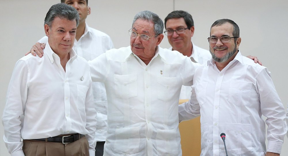 Raul Castro (C) intermedia reunião do presidente colombiano, Juan Manuel Santos (E), e o líder das Farc, Rodrigo Londono, em Havana