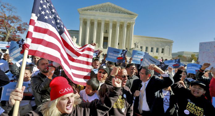 Imigrantes e líderes comunitários se reuniram em frente a Suprema Corte americana para marcar um ano da Ordem Executiva de Obama