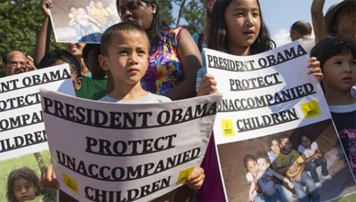Crianças centro-americanas protestam contra a deportação de menores