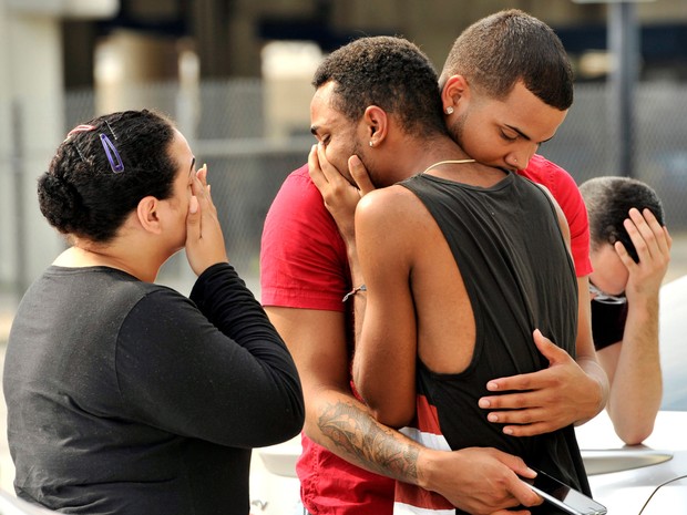 Familiares e amigos choram as mortes na tragédia da boate Pulse
