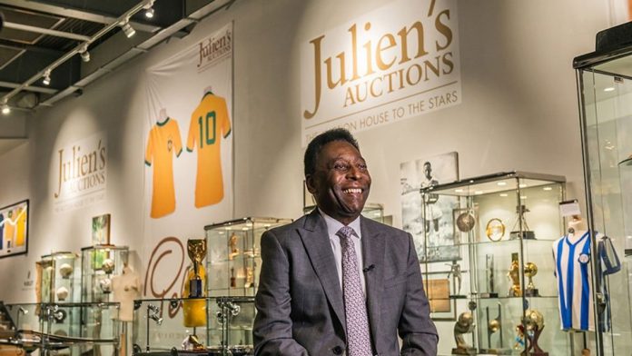 Pelé arrecadou $5 milhões, valor maior do que o inicialmente previsto, informou a casa Julien’s