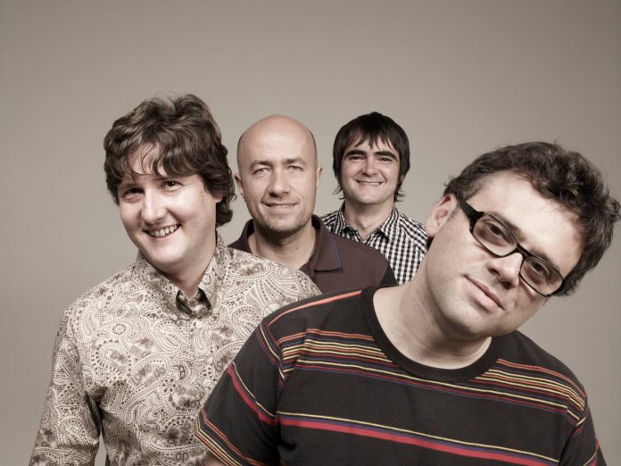 Os musicos do Skank, com Henrique Portugal a frente, seguido por Lelo Zaneti, Haroldo Ferretti e Samuel Rosa Os musicos do Skank, com Henrique Portugal a frente, seguido por Lelo Zaneti, Haroldo Ferretti e Samuel Rosa