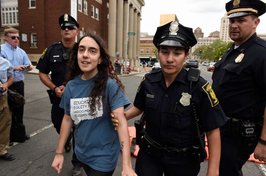 Camila Bortolleto foi detida durante uma manifestação contra o empate na Corte Suprema