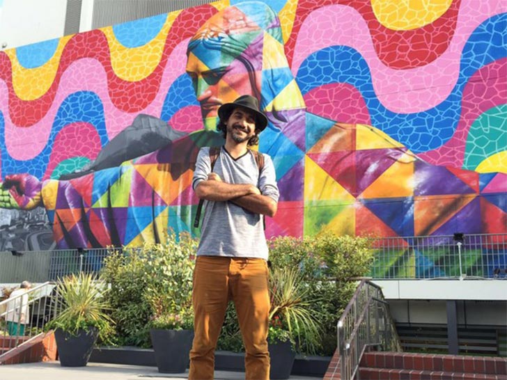 O grafiteiro em frente ao mural criado na capital do Japão