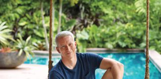 Anderson Cooper em frente à piscina de sua casa em Trancoso, na Bahia