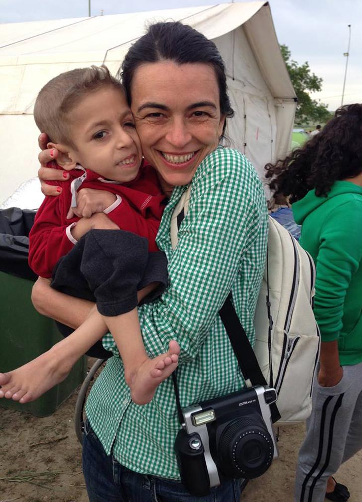 A brasileira Alessandra Luiza de Morais, a Lelé, resolveu deixar por um ano sua vida em New York para divertir filhos de refugiados pelo mundo