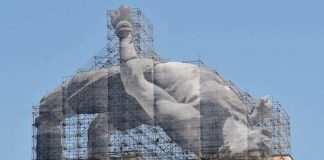 Gigantesca escultura realizada pelo artista plástico francês JR para celebrar as Olimpíadas no Rio