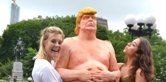 Jovens tiram sarro de estátua de Donald Trump instalada na Union Square, em Manhattan (NY)