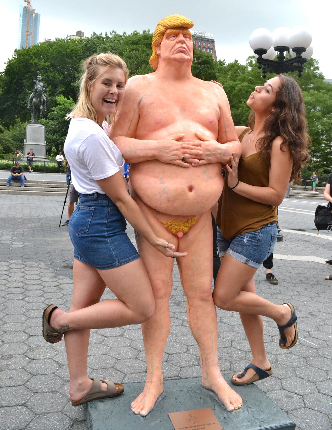 Jovens tiram sarro de estátua de Donald Trump instalada na Union Square, em Manhattan (NY)