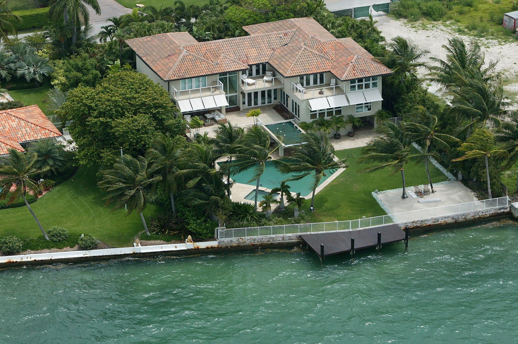 A mansão tem vista privilegiada para o skyline de Downtown Miami e dock para iate na Biscayne Bay